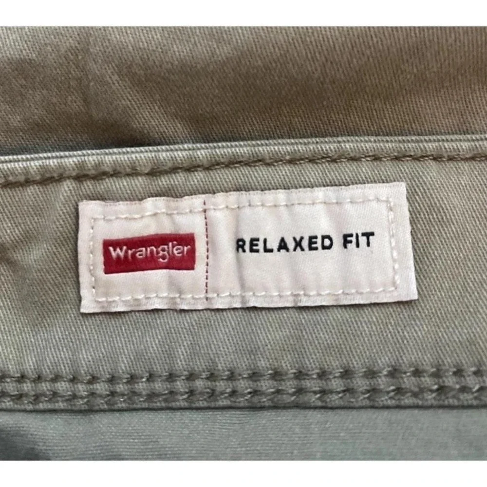 Wrangler Originals Beige Cargo Shorts Men's Size 48 Relaxed‎ Fit